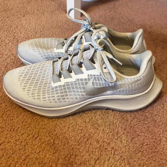 BRAND NEW size 10 women’s Nike Sneaker - Picture 2 of 8